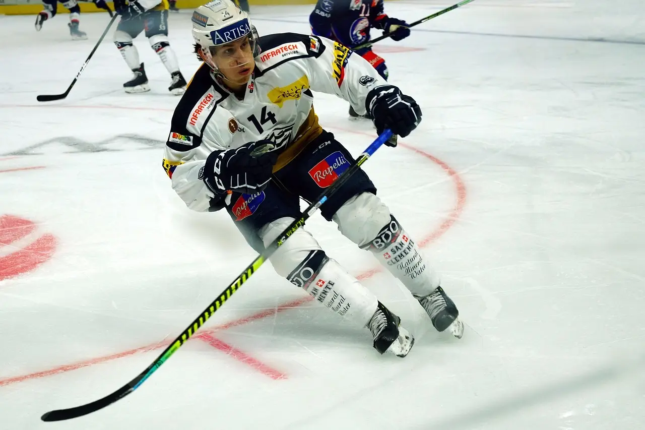 Ishockeyspiller i aktion på isen