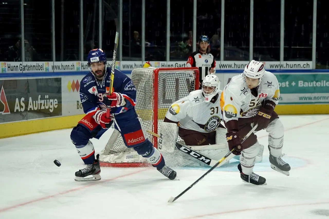 Ishockeyspillere i aktion foran målet